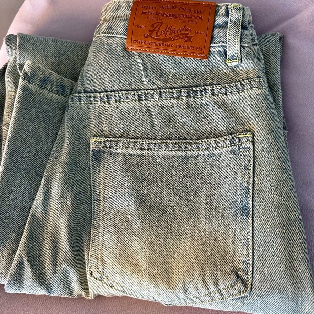Aelfric Eden Light Stone-Blue wide leggedDenim Jeans with Royal Blue Heart Patch